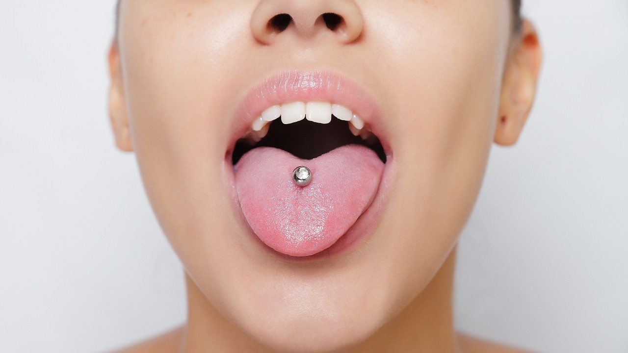 Piercing (perforación cosmética) en la boca