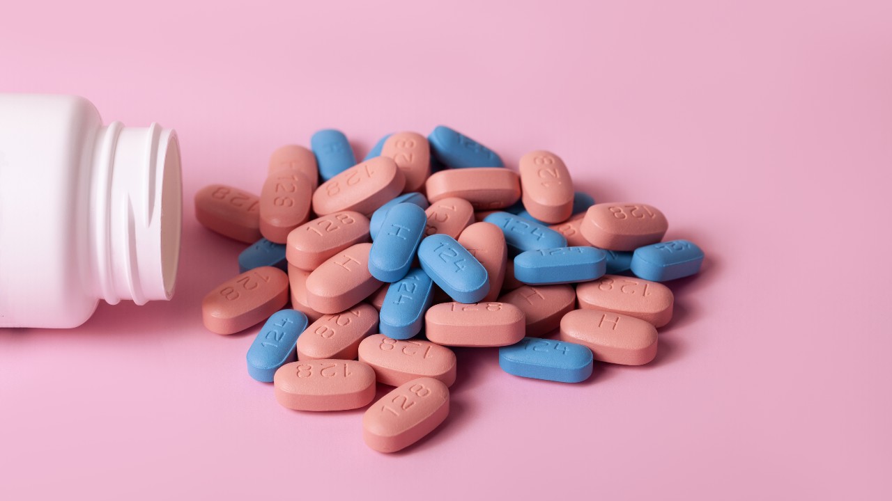 Si eres VIH positivo, el tomar tus medicamentos puede evitar que contagies a otros