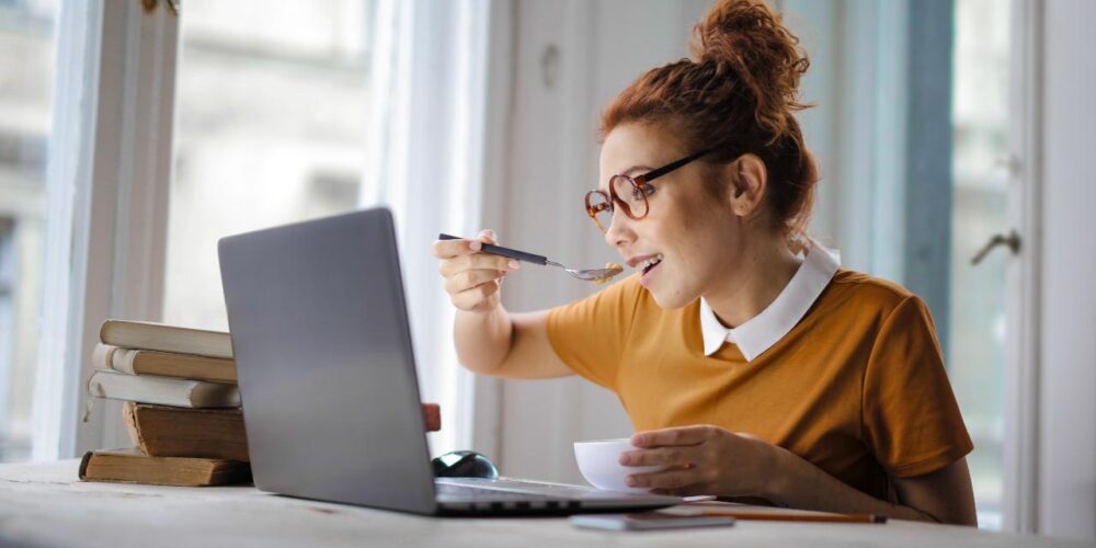 Comer frente a la computadora puede engordar