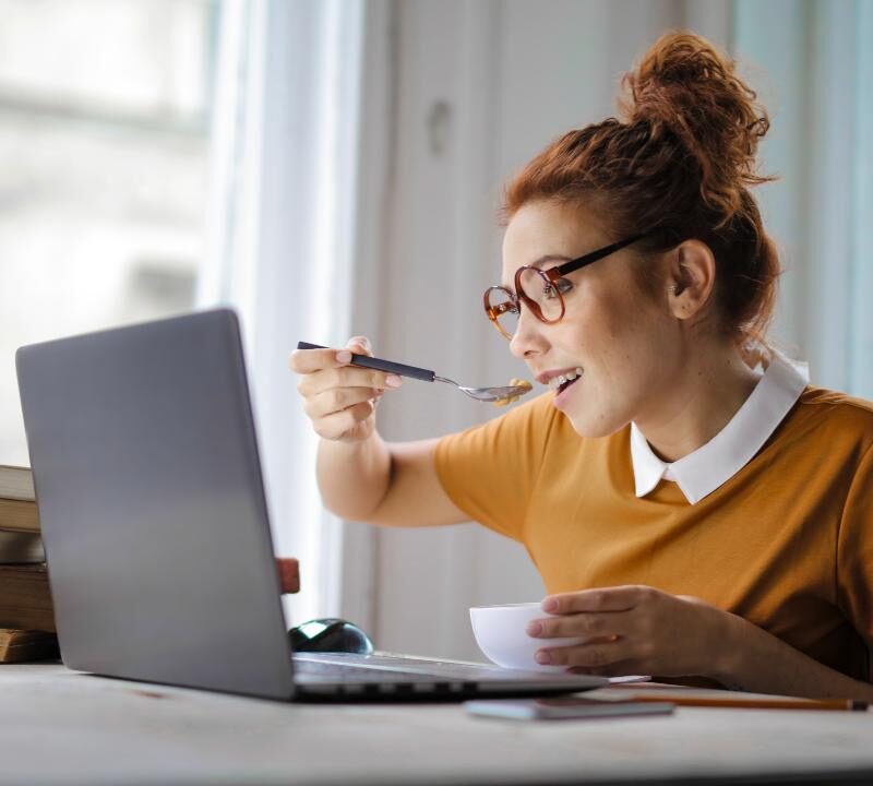 Comer frente a la computadora puede engordar