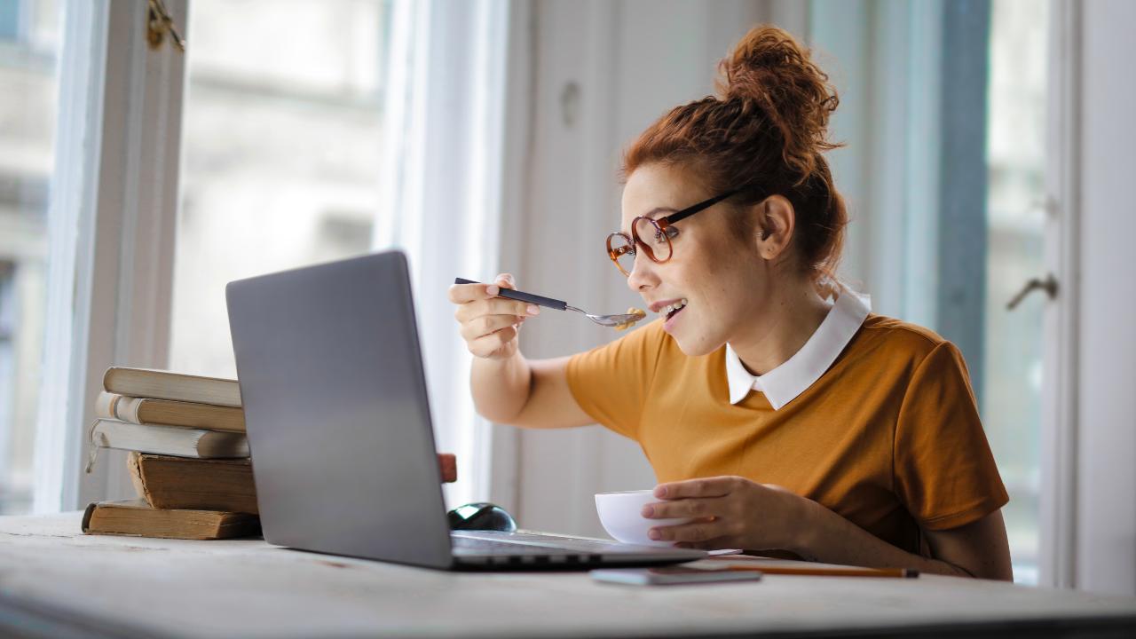 Comer frente a la computadora puede engordar