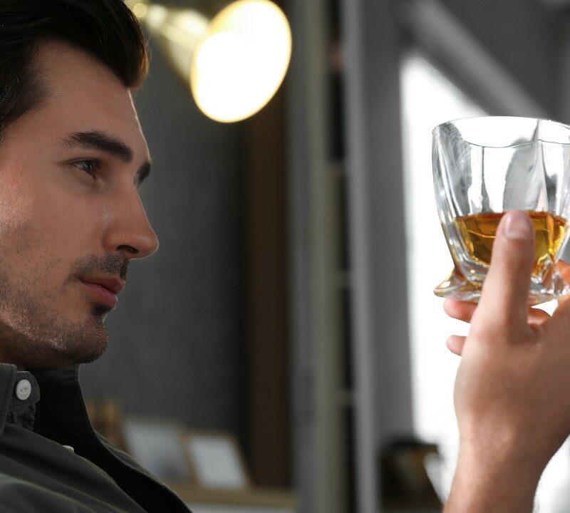 ¿Por qué los hombres son más susceptibles a volverse alcohólicos?