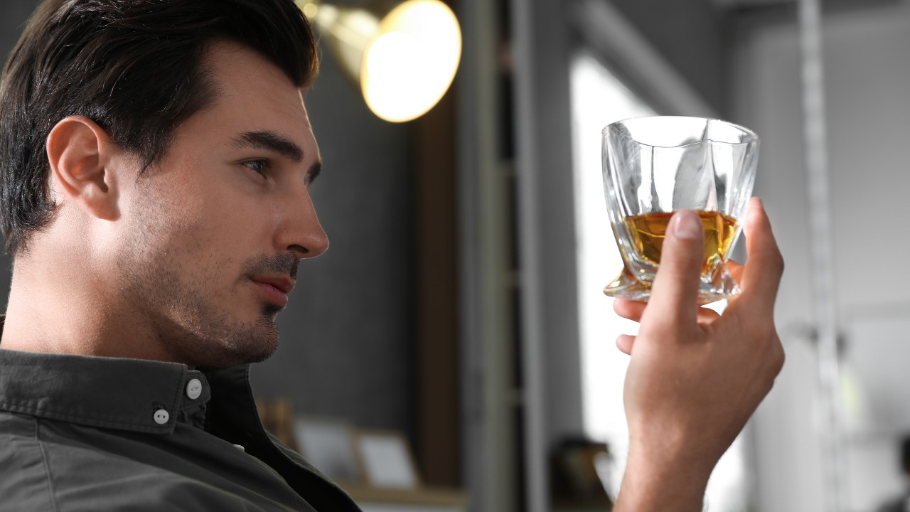 ¿Por qué los hombres son más susceptibles a volverse alcohólicos?