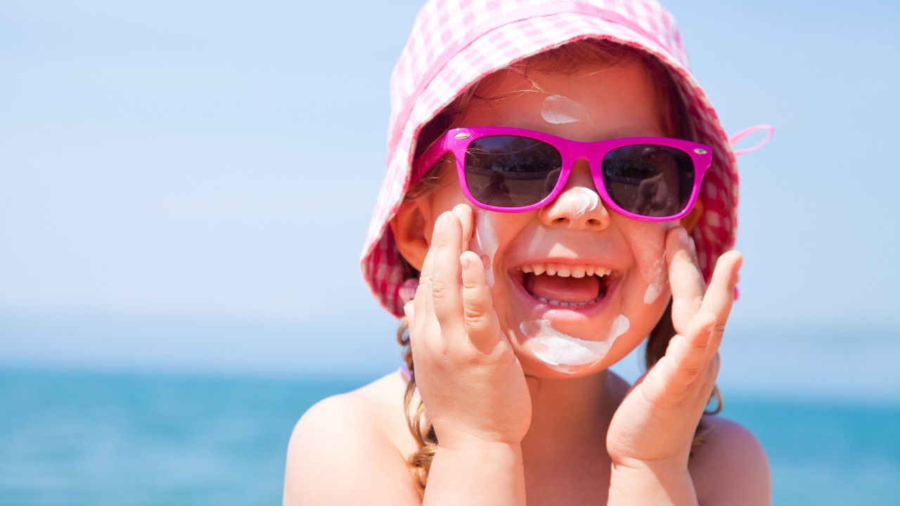 ¿Es aconsejable usar protector solar en la piel de tu bebé?