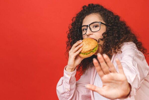Presionar y controlar a la hora de comer, no es bueno para los adolescentes