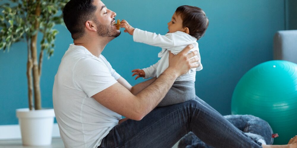 ¿Es una buena idea limpiar el chupete del bebé en tu boca?