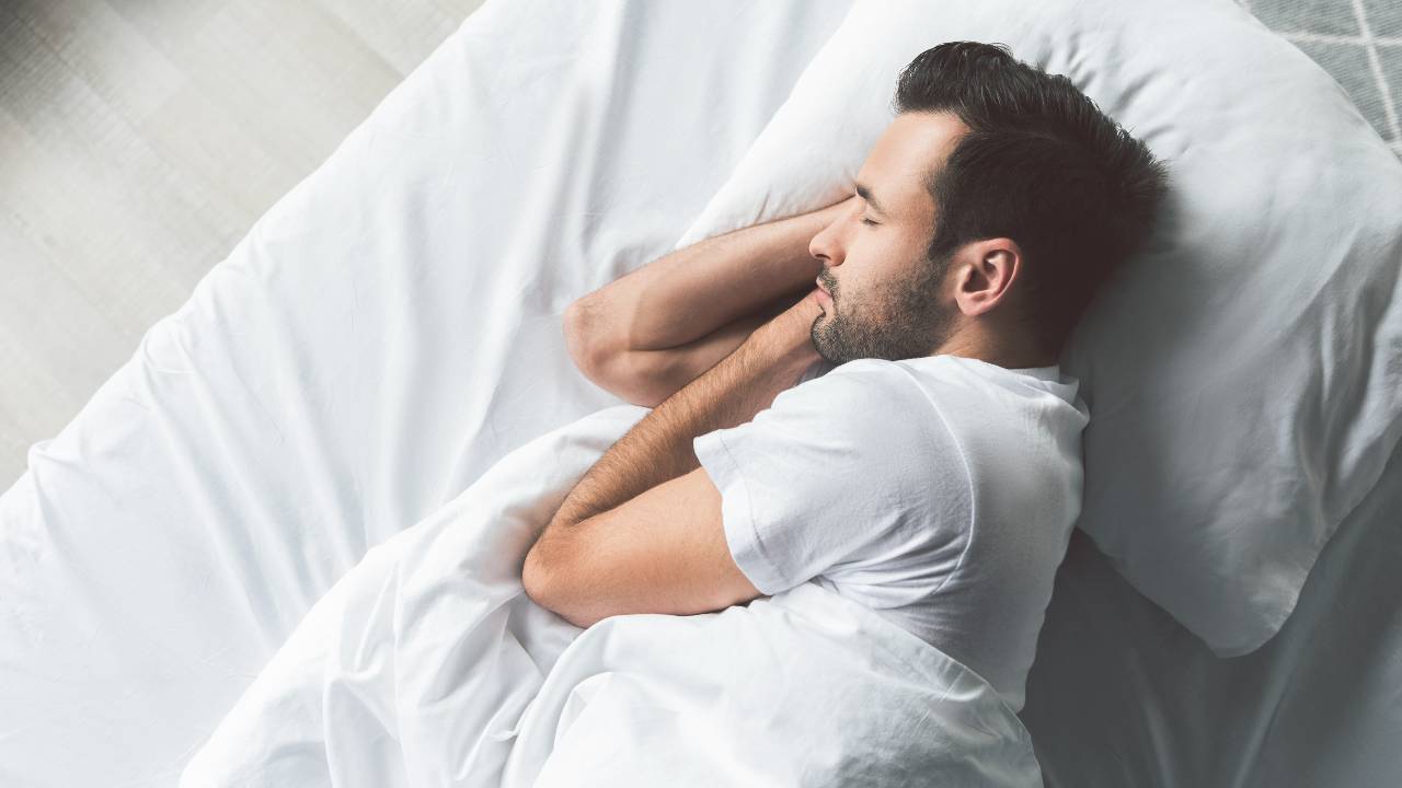Dormir más podría ser la clave para comer mejor y controlar el peso