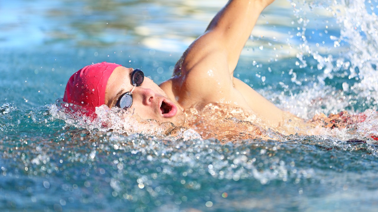 10 buenas razones para nadar y hacer ejercicio en el agua