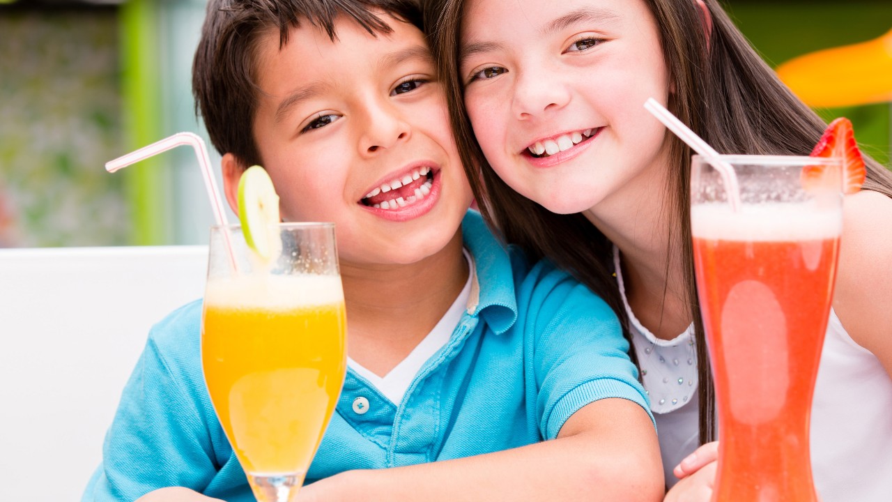 Protege los dientes de tus hijos de las bebidas ácidas