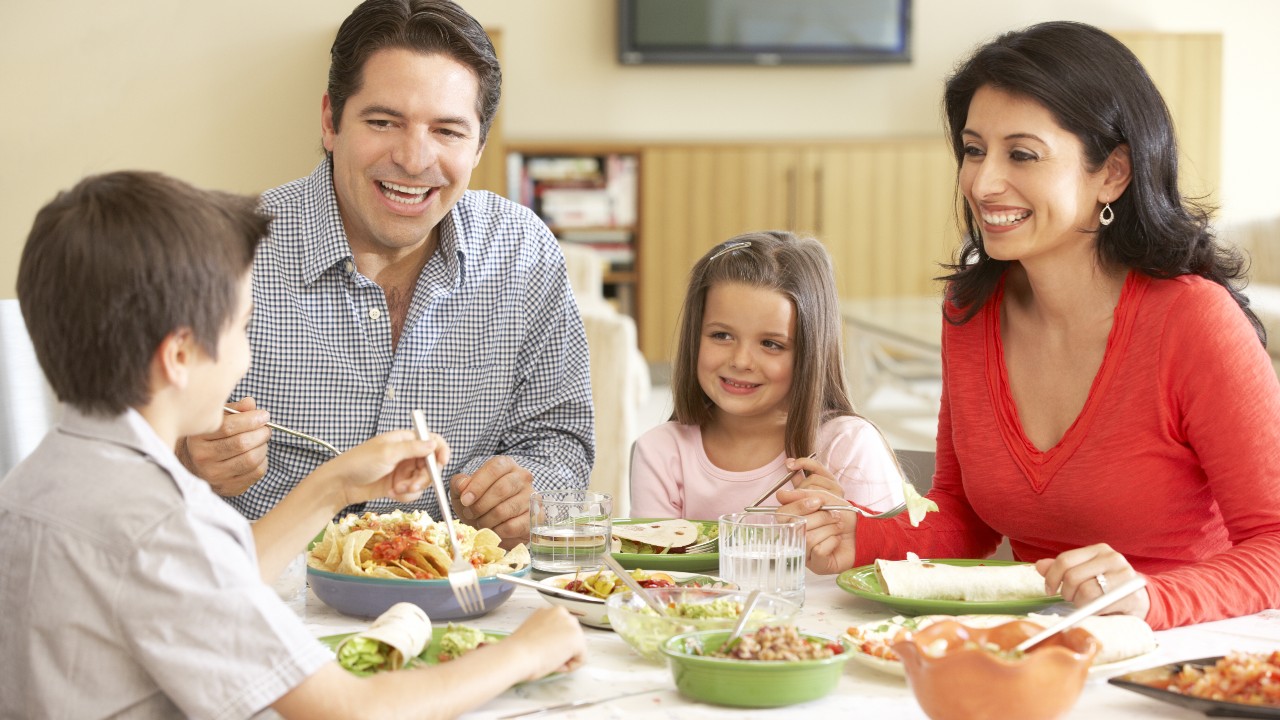 El ambiente de las comidas familiares influye sobre el peso de los niños