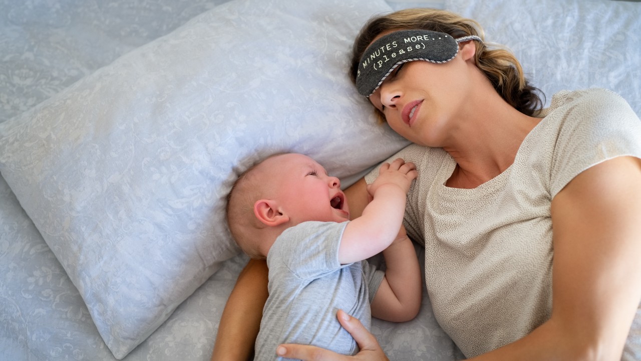 ¿Por qué lloran de noche los bebés?  Esta teoría te va a sorprender