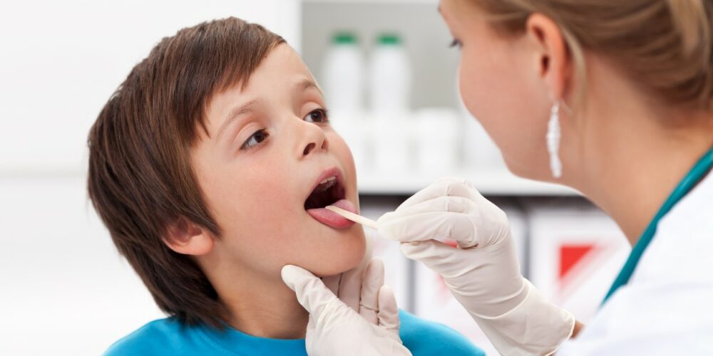 Lo que debes saber acerca del dolor de garganta en un niño