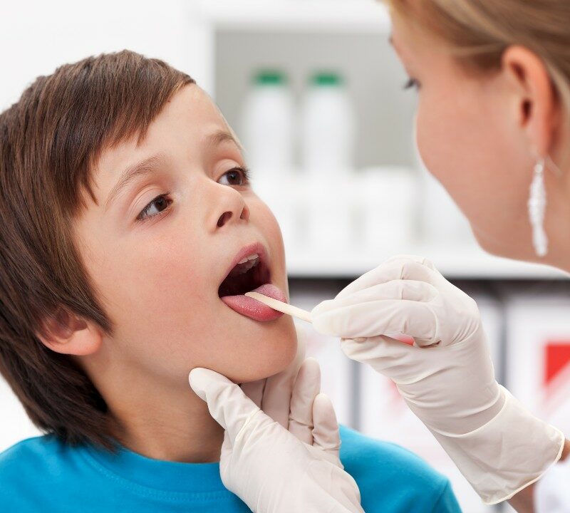 Lo que debes saber acerca del dolor de garganta en un niño