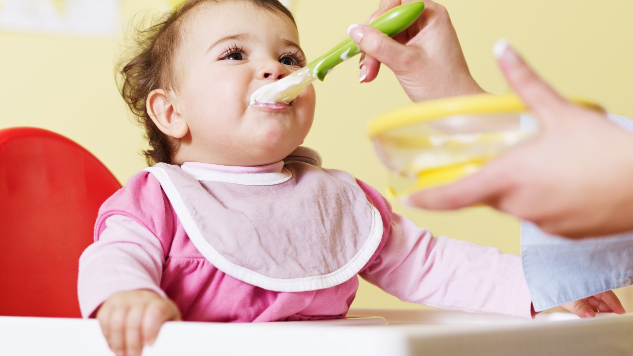 No te apresures a darle alimentos sólidos a tu bebé