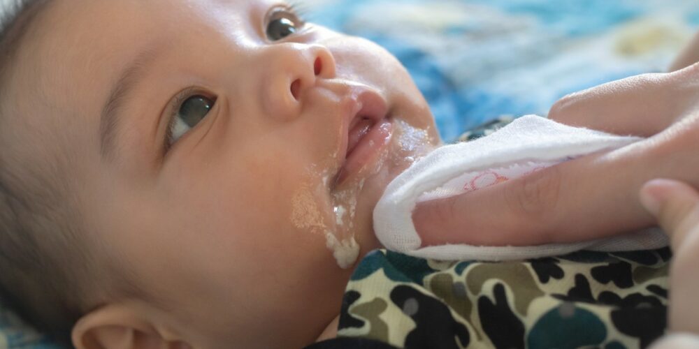 ¿Cuándo no es normal escupir la leche y qué cantidad se considera anormal?
