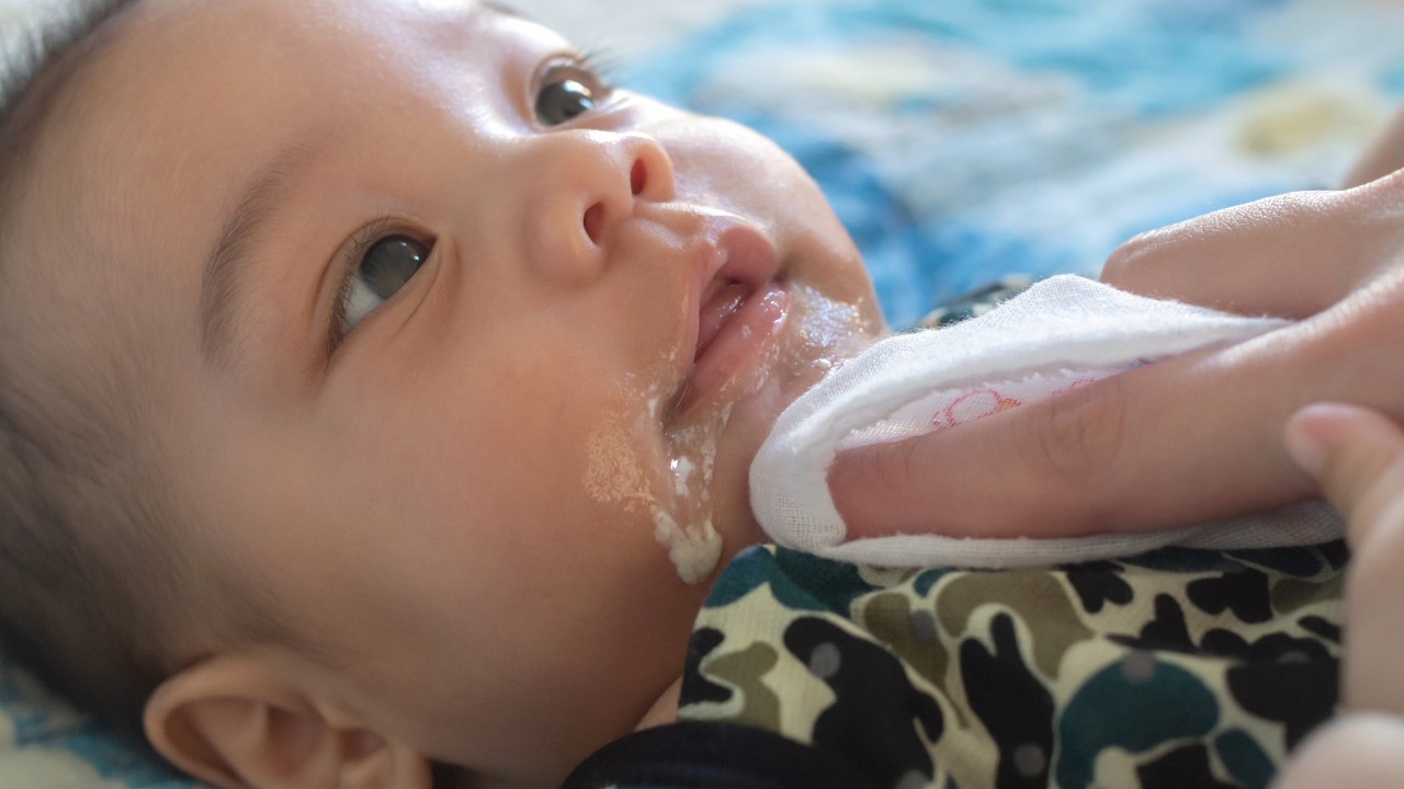 ¿Cuándo no es normal escupir la leche y qué cantidad se considera anormal?