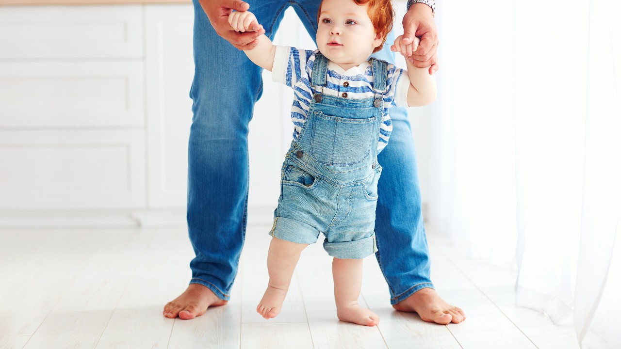 ¿Qué puedes hacer cuando tu niño camina en las puntas de los pies?