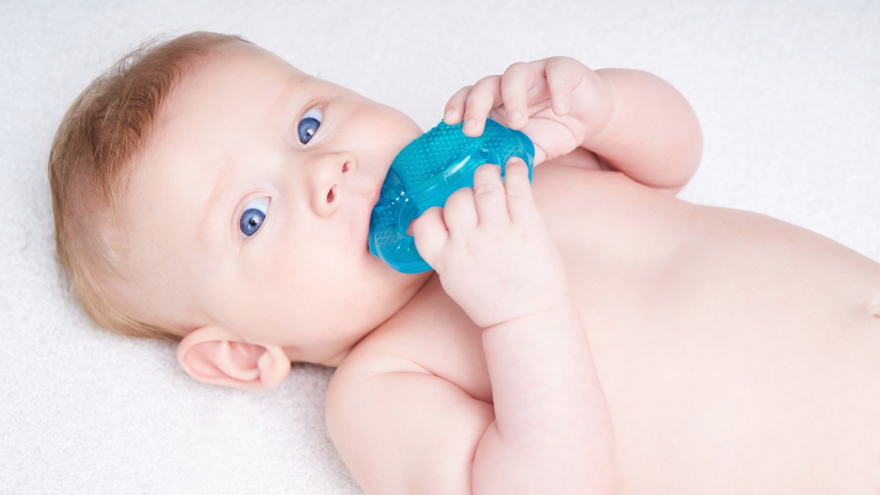 A tu bebé le han empezado a brotar los dientes: cómo superar esta etapa