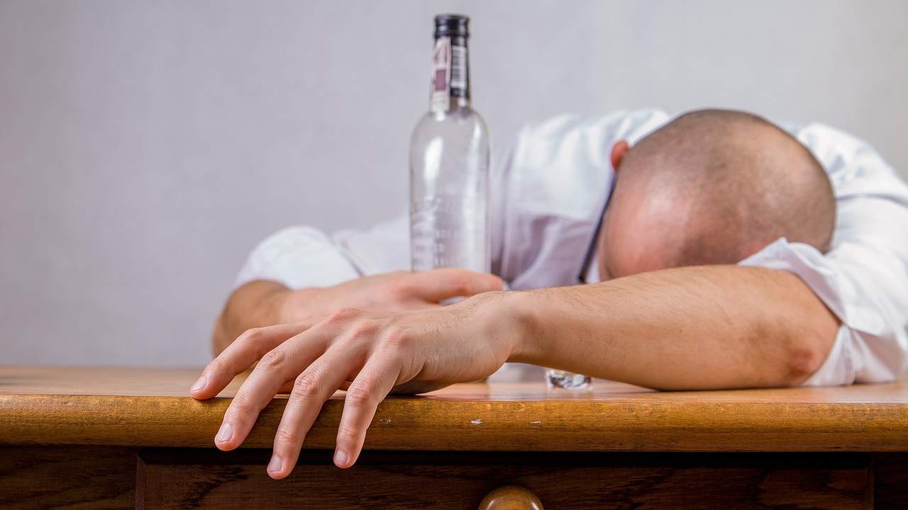 ¿Al borde del alcoholismo y no lo sabes? 5 señales para comprobarlo