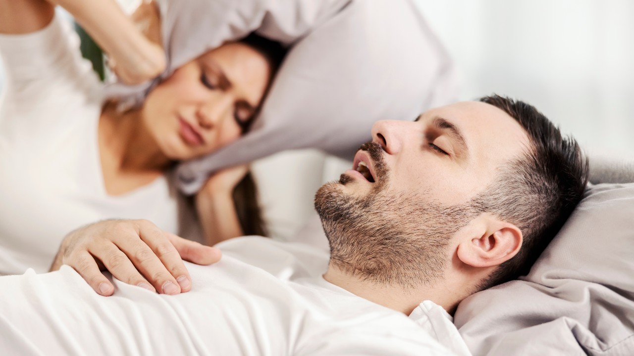 Cómo dejar de roncar (y de torturar a tu pareja) 