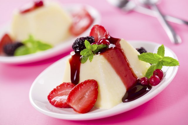 Gelatina de yogurt con salsa de fresa – receta saludable