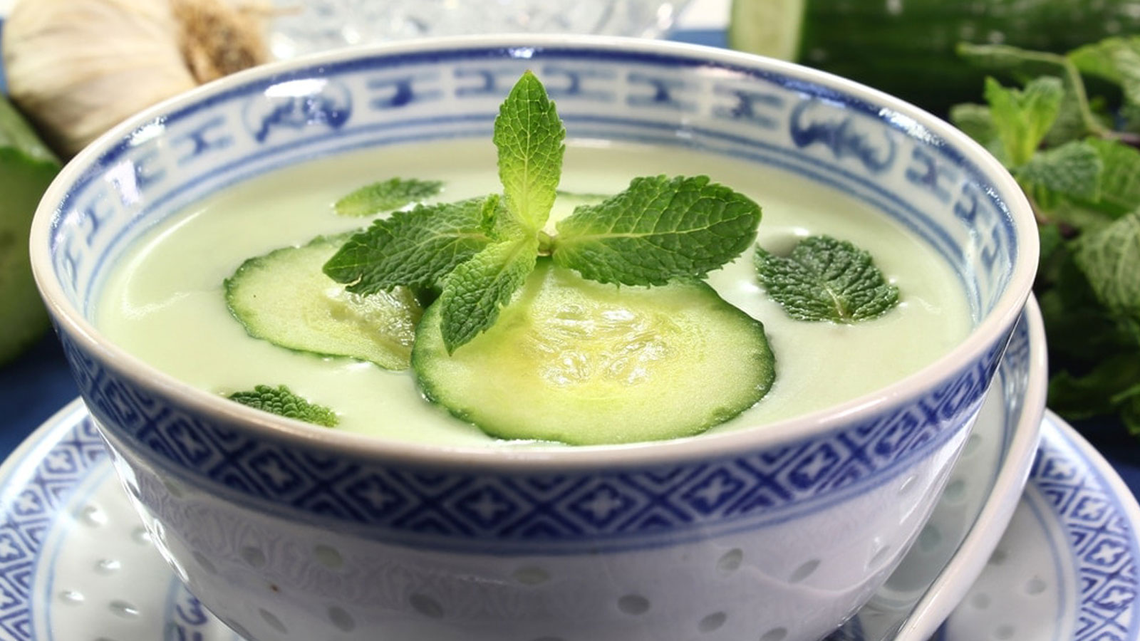 Sopa fría de pepino y aguacate – receta saludable