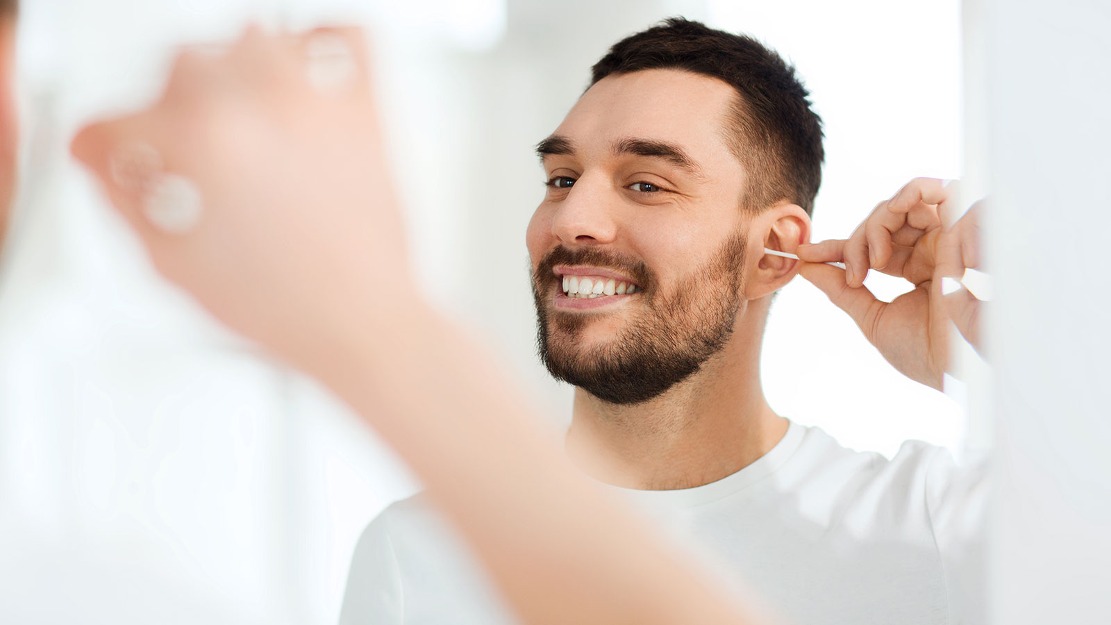 6 buenas razones para dejar de limpiarte los oídos con hisopos (Q-tips)