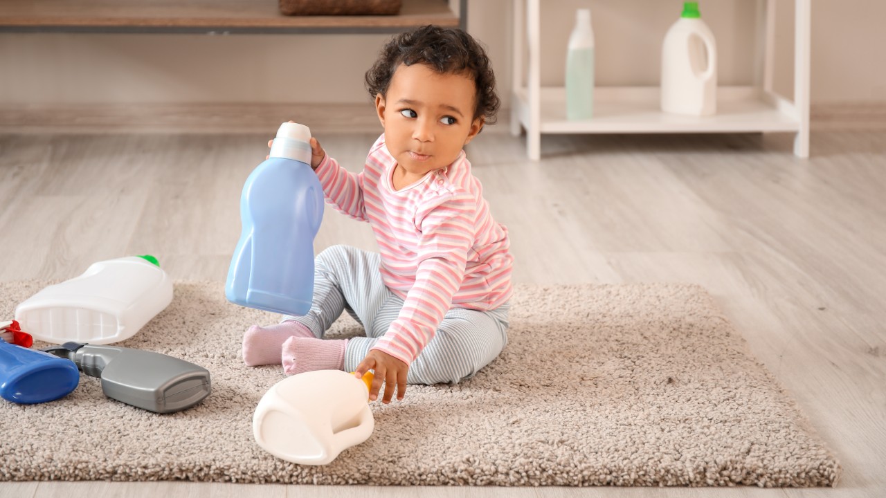 Peligros en el hogar: Productos de limpieza pueden intoxicar a los niños