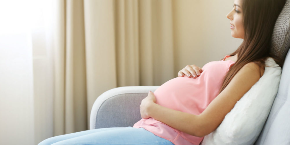mujer embarazada en reposo