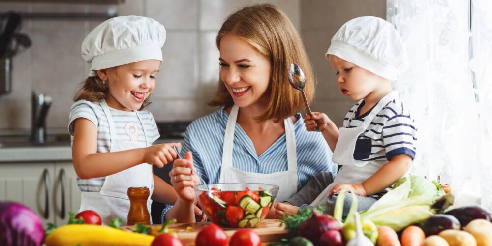 Para que tus niños coman mejor, involúcralos en la cocina