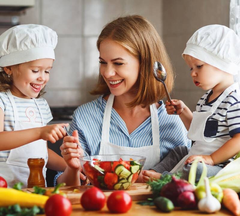 Para que tus niños coman mejor, involúcralos en la cocina