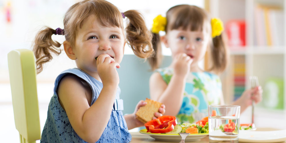 niñas-comiendo