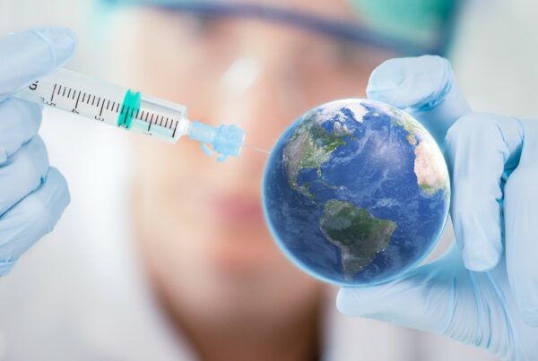 La pandemia del COVID-19 a nivel internacional, brotes y vacunas