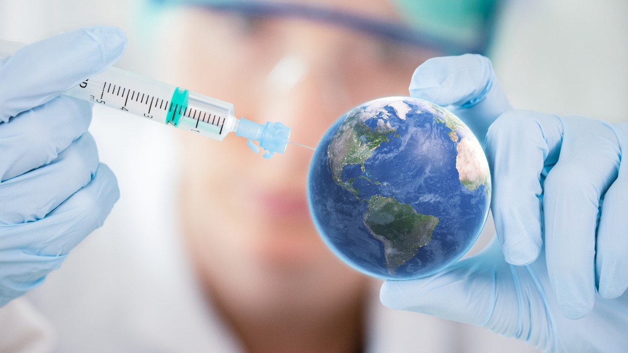 La pandemia del COVID-19 a nivel internacional, brotes y vacunas
