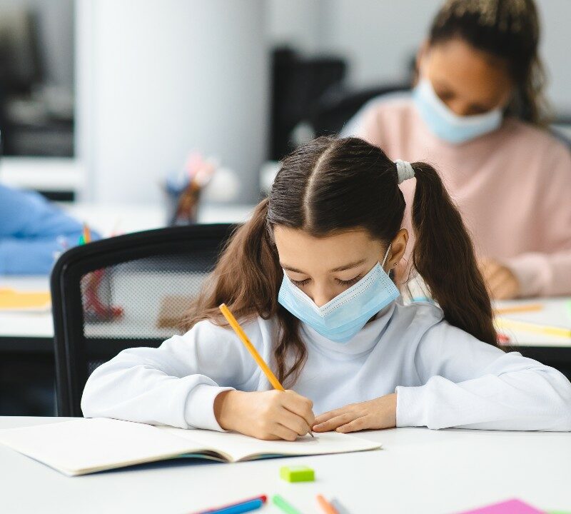 El regreso a la escuela durante el COVID-19: Protege a tu hijo
