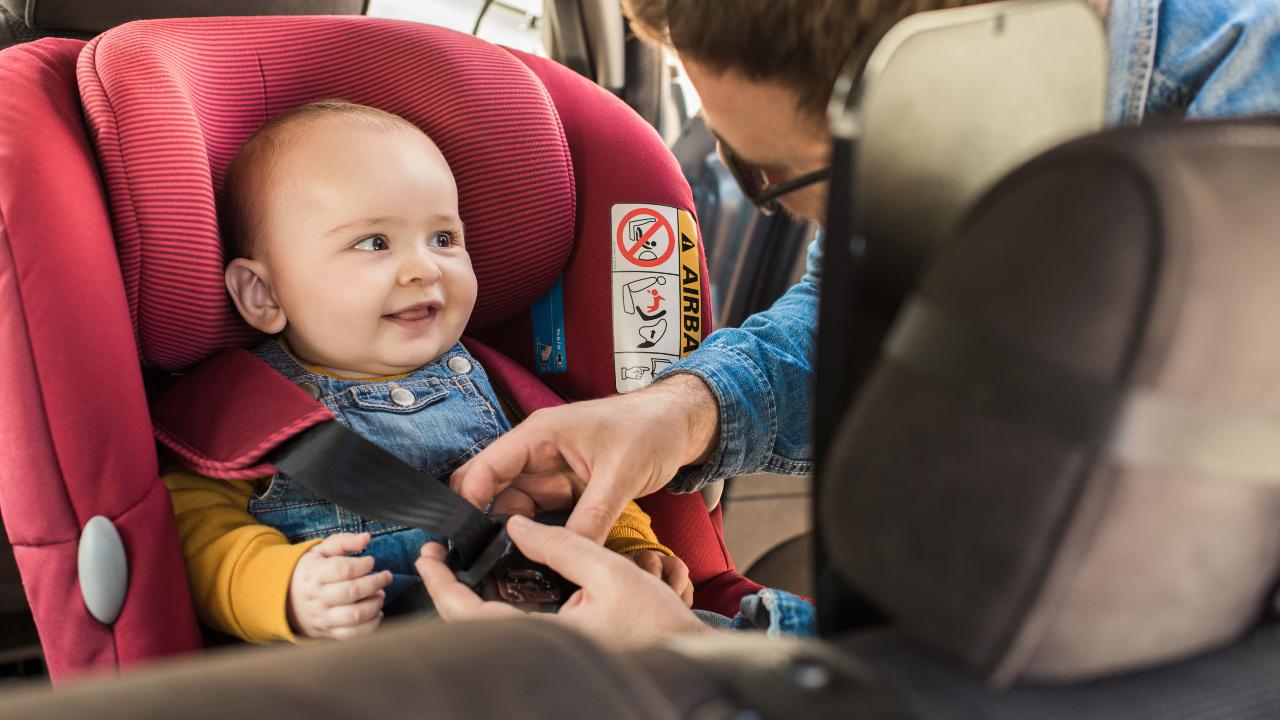 Dejar dormido a tu bebé en el asiento de seguridad del automóvil puede ser peligroso