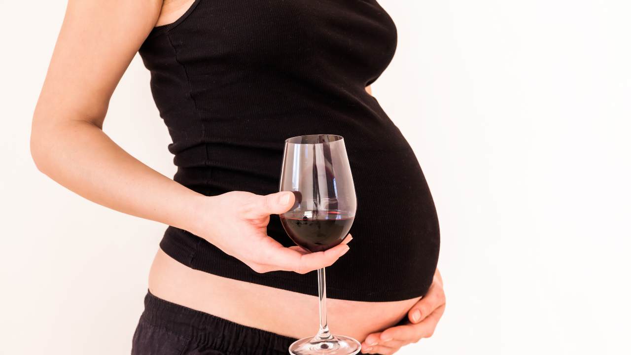 Evita beber alcohol en el embarazo, ¿qué puede pasar?