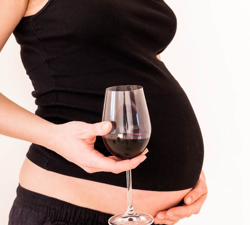Evita beber alcohol en el embarazo, ¿qué puede pasar?
