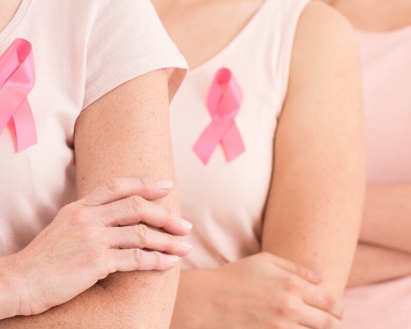 ¿Cuáles son los factores de riesgo más relevantes en el cáncer de mama?
