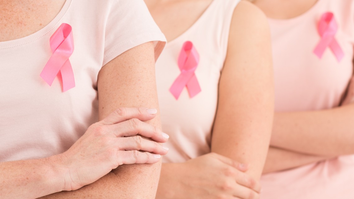 ¿Cuáles son los factores de riesgo más relevantes en el cáncer de mama?