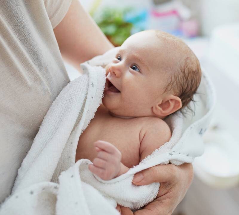 Bañar a mi bebé, ¿antes o después de comer?