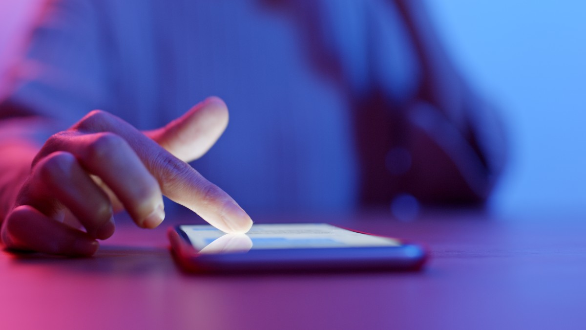 Luz azul: ¿te afecta dormir junto a tu celular?