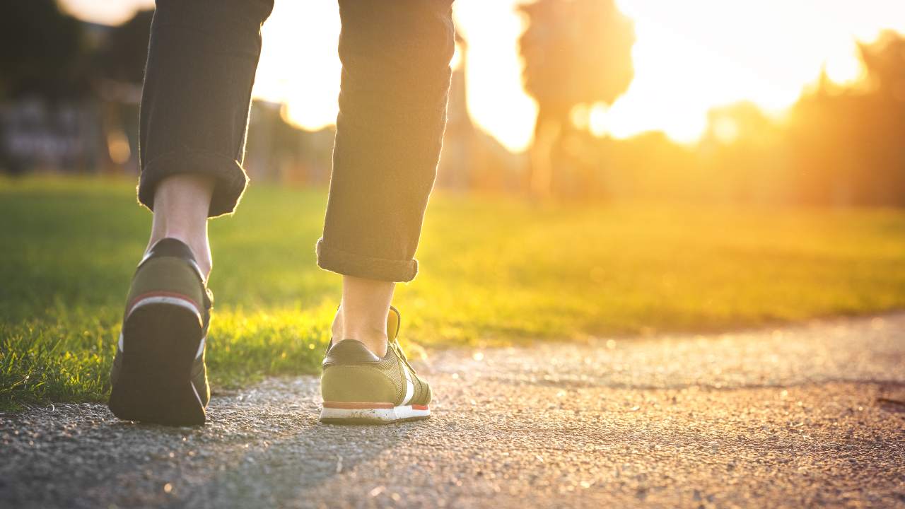 ¡Adiós, dolor de espalda! Caminar te ayuda