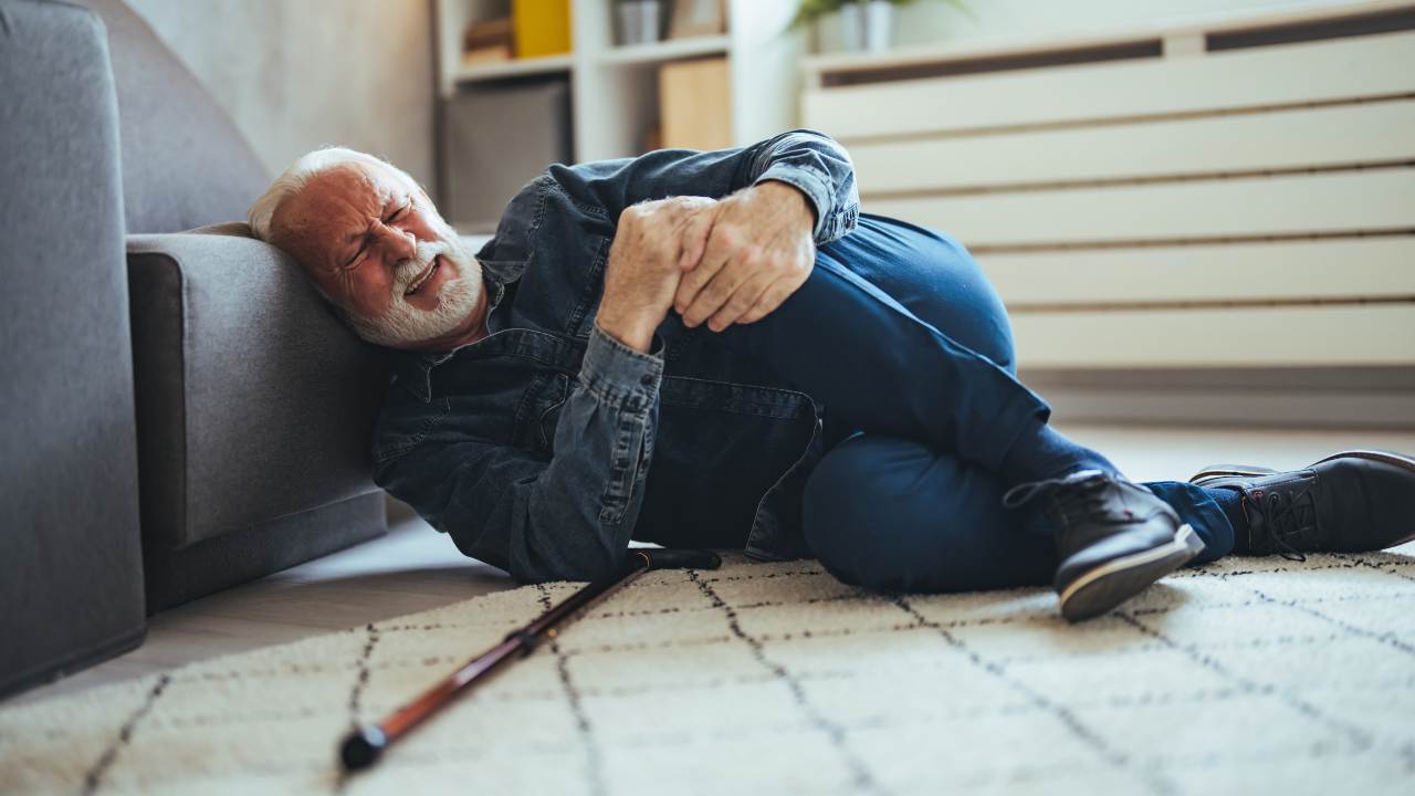 ¿Cómo prevenir caídas en adultos mayores?