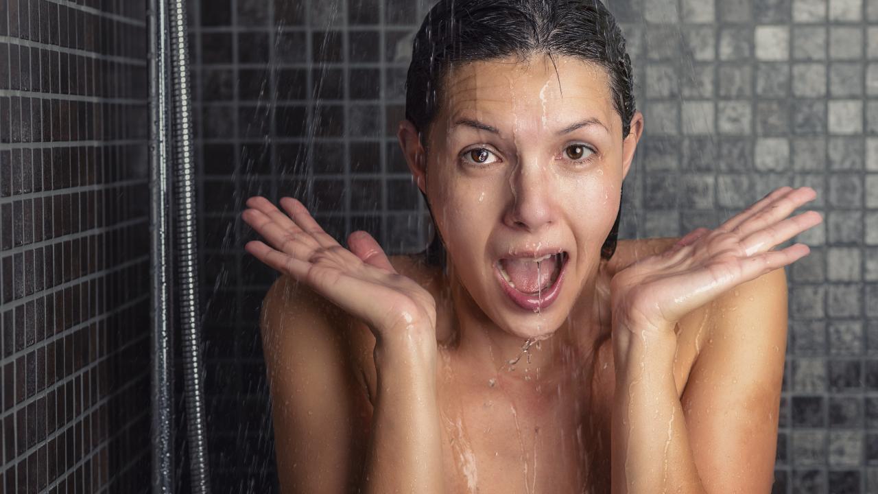 Bañarse con agua fría no provoca ictus: desmentimos este mito