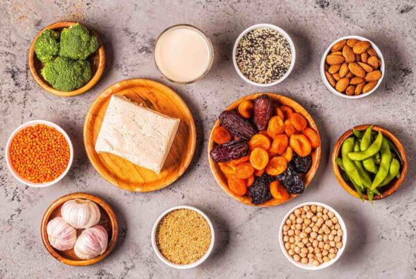 Mujer disfrutando de una dieta saludable en la menopausia