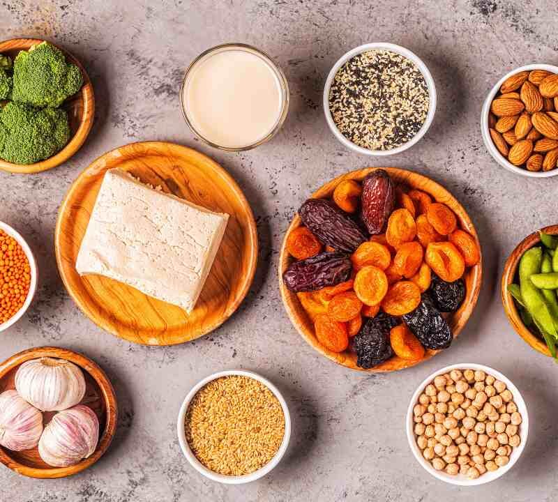 Mujer disfrutando de una dieta saludable en la menopausia