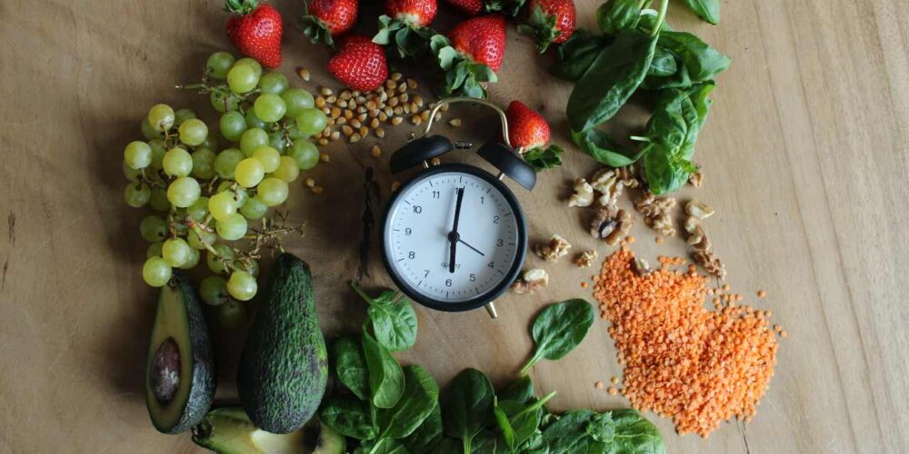 Ilustración sobre crononutrición y horarios de alimentación saludables.