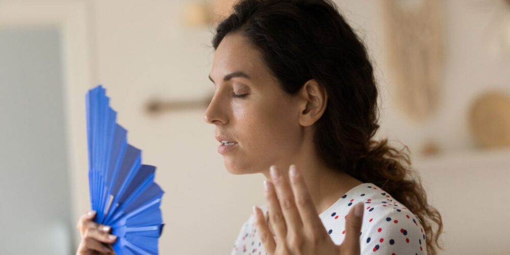 Mujer reflexionando sobre menopausia y salud cerebral
