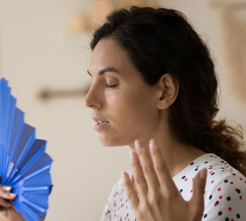 Mujer reflexionando sobre menopausia y salud cerebral